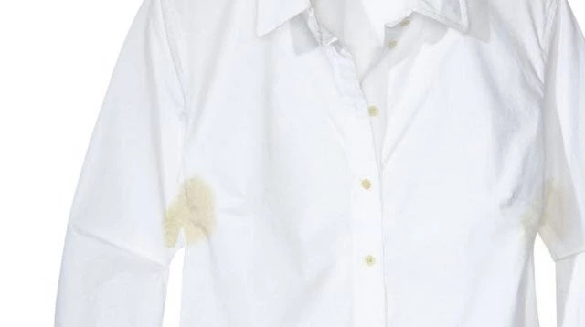 Έτσι θα εξαφανίσετε λεκέδες ιδρώτα από τα λευκά σας πουκάμισα!